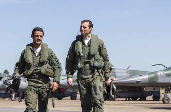 Capitães-aviadores Ramon Santos Fórneas (esq) e Gustavo de Oliveira Pascotto (dir) - Foto - Sgt. Resende - FAB