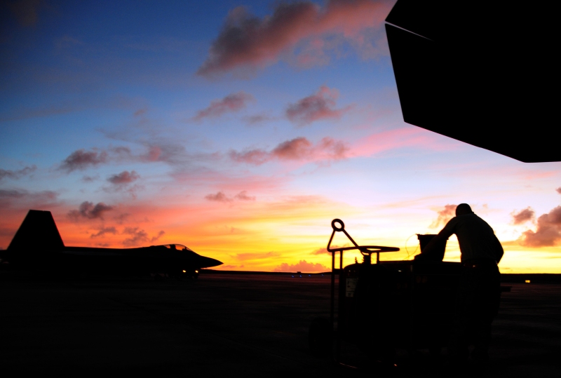 El jefe de equipo 36a Expedicionaria de Mantenimiento de Aeronaves realiza una inspección en un Raptor F-22 de la noche anterior se aparta Andersen Base de la Fuerza Aérea, Guam, abril 15. La 90a caza expedicionario Escuadrones de 90 días el despliegue de la Base Aérea Andersen, Guam, consisiting de más de 250 aviadores y 14 aeronaves, leva a su fin el 16 de abril 90a EFS se desplegó aquí a través de una rotación Aire Fuerza Expedicionaria regularmente programada, Demostrando el compromiso de Estados Unidos para la paz y la estabilidad en toda la región del Pacífico. (Fuerza Aérea de los EE.UU. foto / aviador mayor Ryan Whitney)