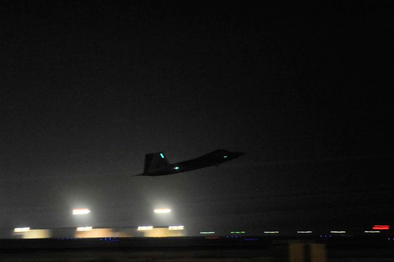 Un Raptor F-22A lanza desde la zona del Comando Central de Estados Unidos de la responsabilidad de las operaciones de ataque en Siria septiembre 23, 2014. Estos aviones fueron parte de un gran paquete de ataque de la coalición Que fue el primero en atacar objetivos ISIL en Siria. (Fuerza Aérea de EE.UU. foto de Tech. Sgt. Russ Scalf)